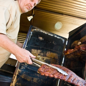 Darrell Boles at Big Kahunas barbecues ribs