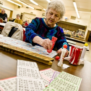Polly Craft plays bingo on Lombard