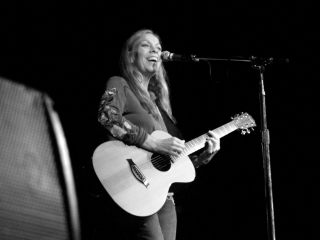 Ricky Lee Jones singer/songwriter plays guitar