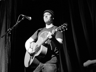 Shawn Mullins plays guitar in Portland.